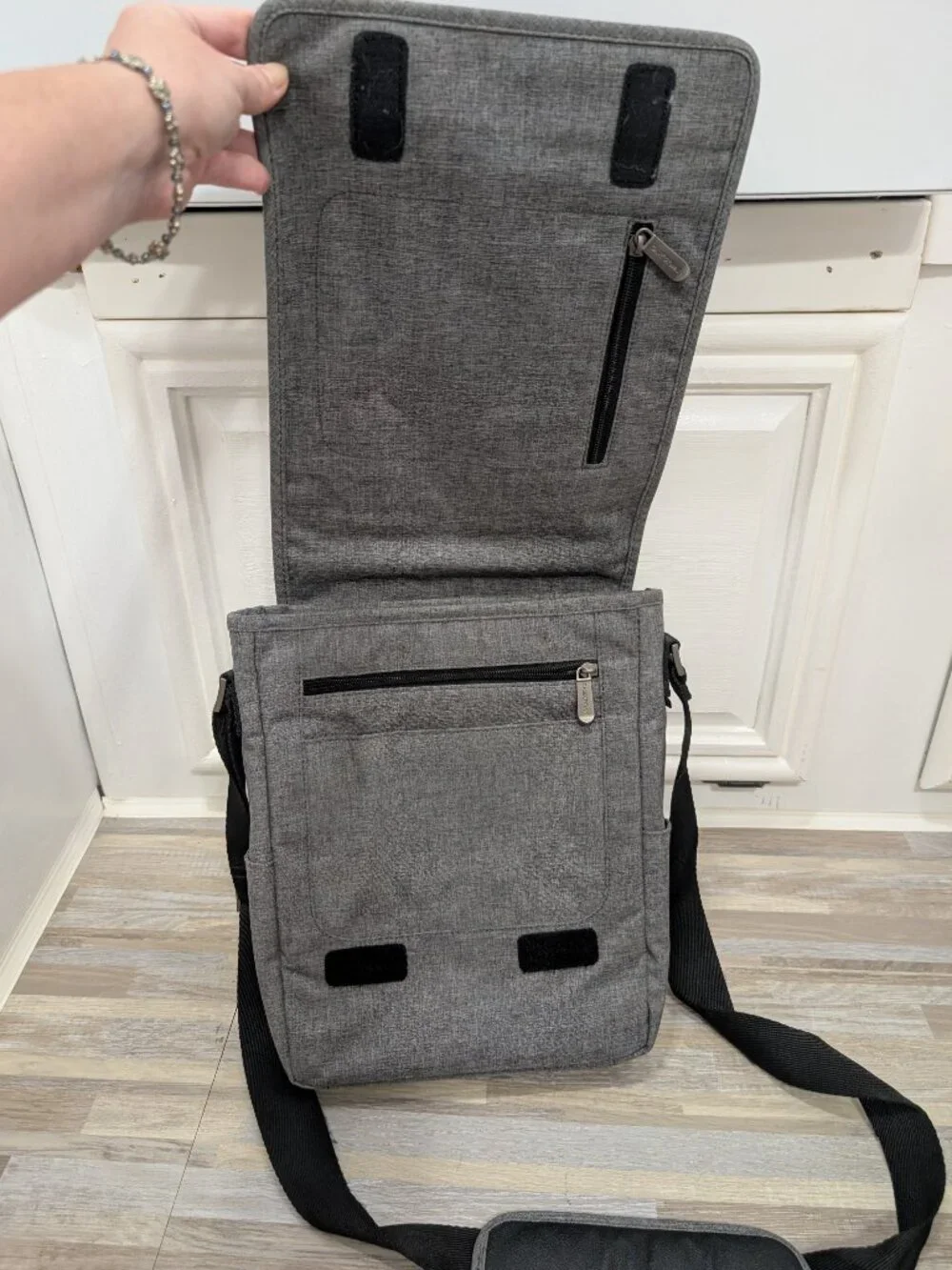 CaseCrown Campus North vertical messenger bag Grey